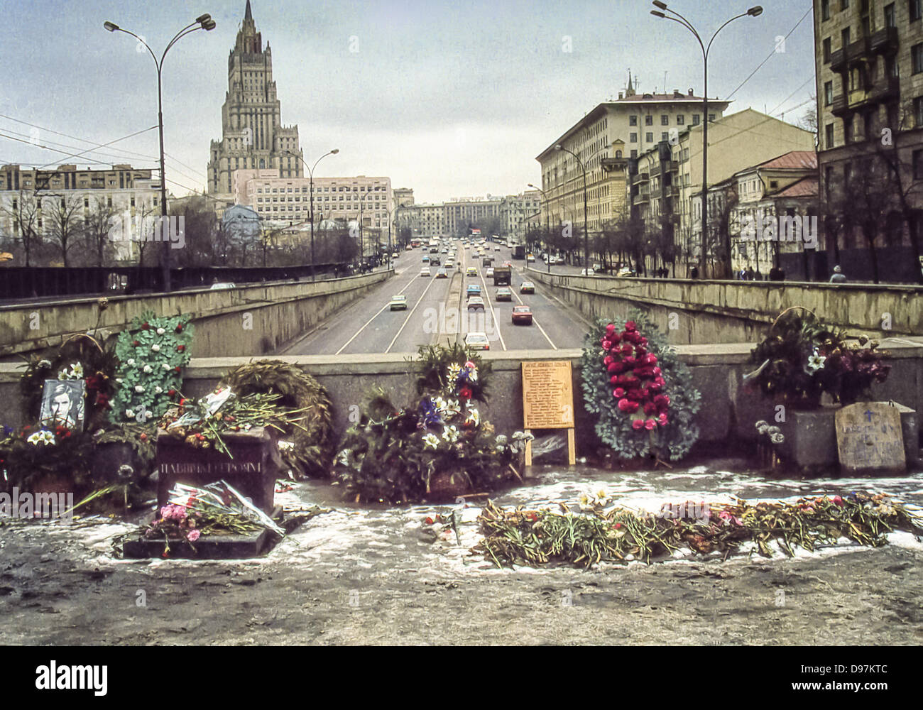 El 1 de noviembre, 1991 - Moscú, RU - un improvisado memorial de marchitas coronas y ramos de flores en la cima del viaducto, donde tres hombres fueron muertos en la lucha contra el intento de golpe de estado por parte de los comunistas de línea dura de deponer a Gorbachov en agosto de 1991. Esta fotografía tomada el 1 de noviembre de 1991, acerca de 21/2 meses después del fracaso del golpe de estado que llevó finalmente a la disolución de la Unión Soviética en diciembre de 1991. El edificio en el fondo es el Ministerio de Relaciones Exteriores, una de las siete hermanas de Moscú, siete rascacielos diseñado en el estilo estalinista. Un monumento conmemorativo permanente más tarde fue erigida aquí. ( Foto de stock