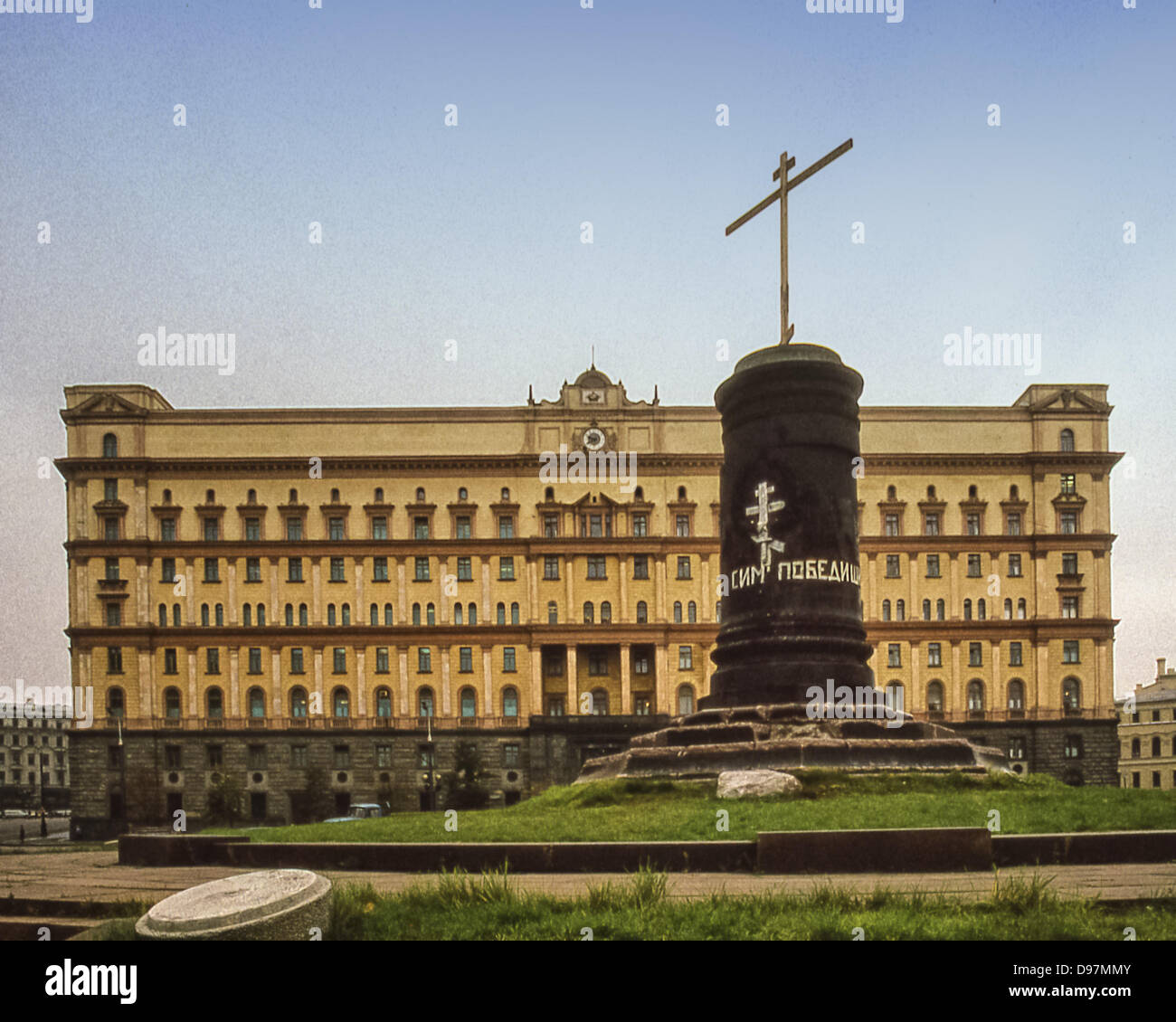 El 10 de octubre, 1992 - Moscú, RU - la antigua sede de la KGB (Comité para la Seguridad del Estado), en la Plaza Lubyanka en Moscú, fotografiado en octubre de 1992, tras la estatua de Felix Dzerzhinsky, primer jefe de la policía secreta soviética, un hito de Moscú durante los tiempos Soviéticos, había sido retirado de su base, tras el fracaso del golpe de estado de 1991 contra Gorbachov, y reemplazarlo con una cruz ortodoxa rusa. Después de la disolución de la URSS y de la KGB en 1991, el edificio se convirtió en la sede del Servicio Federal de Seguridad (FSB), sucesor de la KGB. (Crédito de la Imagen: © Arnold Drapkin/ZUMAPRESS.com) Foto de stock