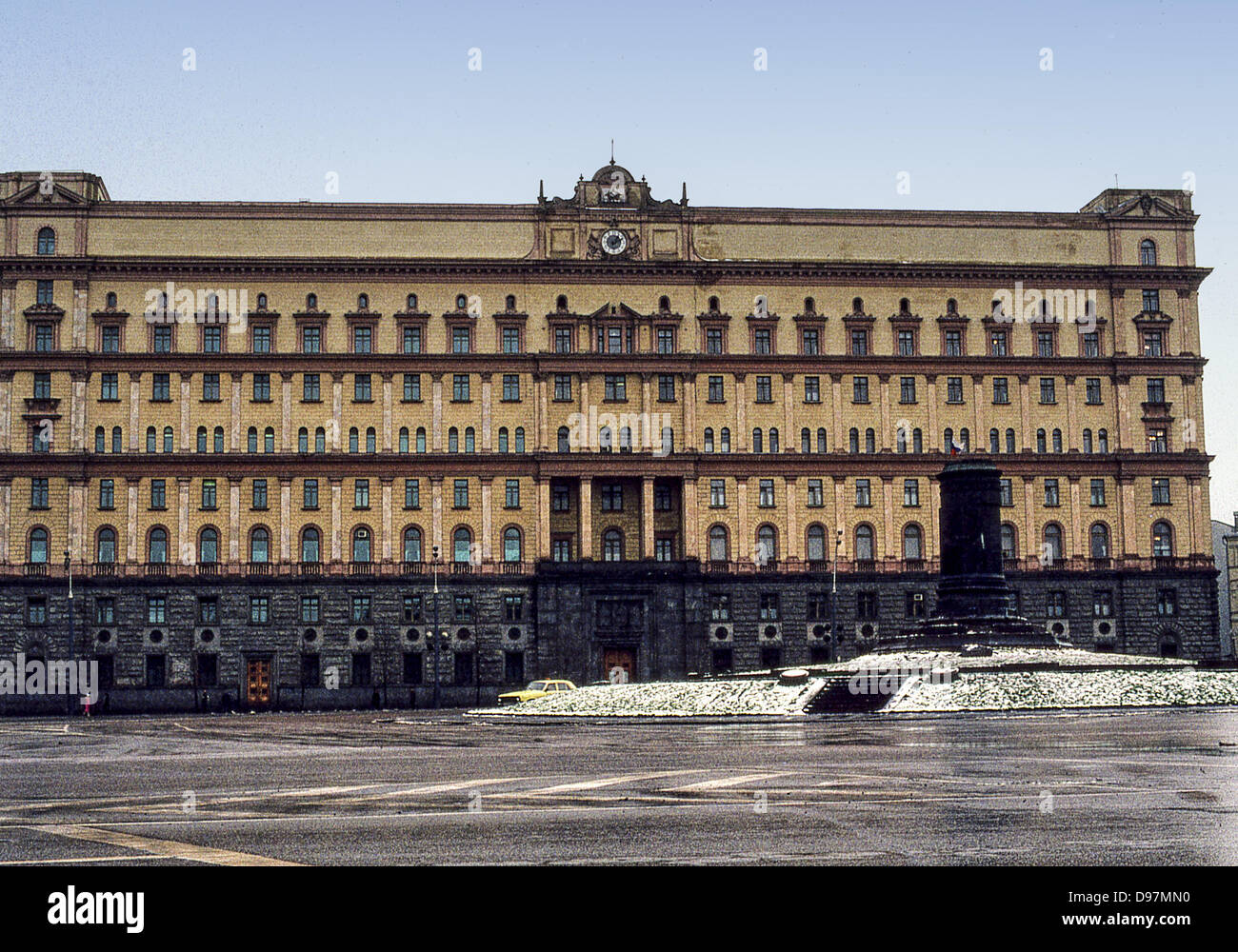 El pasado 10 de noviembre, 1991 - Moscú, RU - La sede de la KGB (Comité para la Seguridad del Estado), en la Plaza Lubyanka en Moscú, fotografiado en noviembre de 1991, tras la estatua de Felix Dzerzhinsky, primer jefe de la policía secreta soviética, un hito de Moscú durante los tiempos Soviéticos, había sido retirado de su base tras el fracaso del golpe de estado contra Gorbachov. Después de la disolución de la URSS y de la KGB en 1991, el edificio se convirtió en la sede del Servicio Federal de Seguridad (FSB), sucesor de la KGB. (Crédito de la Imagen: © Arnold Drapkin/ZUMAPRESS.com) Foto de stock
