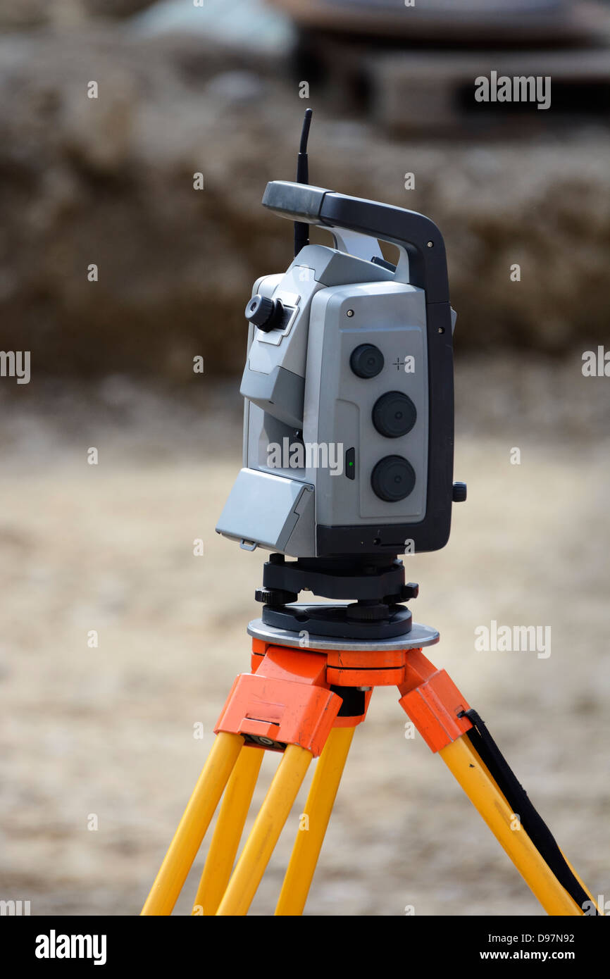 Land surveying theodolite on a tripod fotografías e imágenes de alta  resolución - Alamy