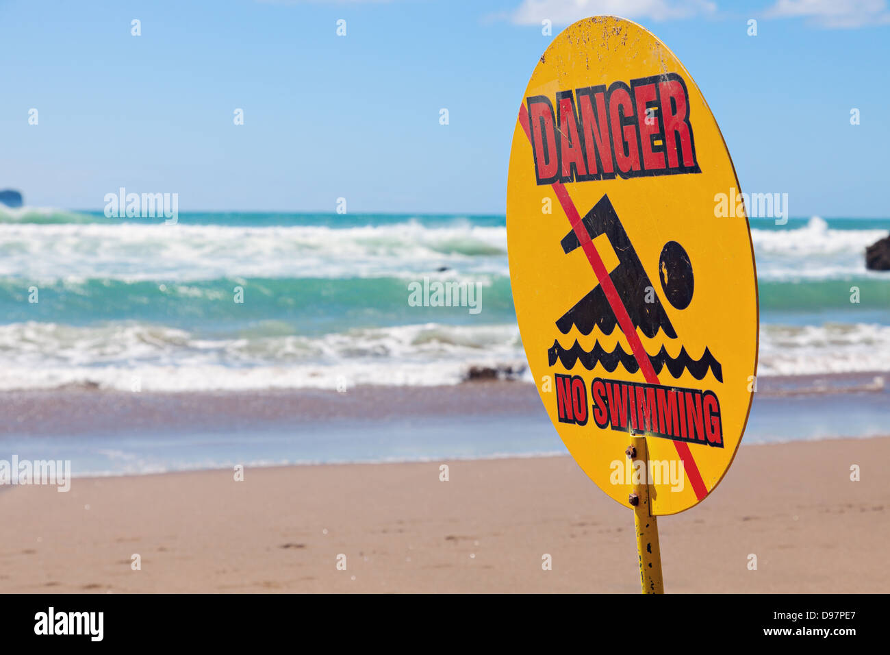 Peligro - no nadar. Cartel visto en la playa en Nueva Zelanda. Foto de stock