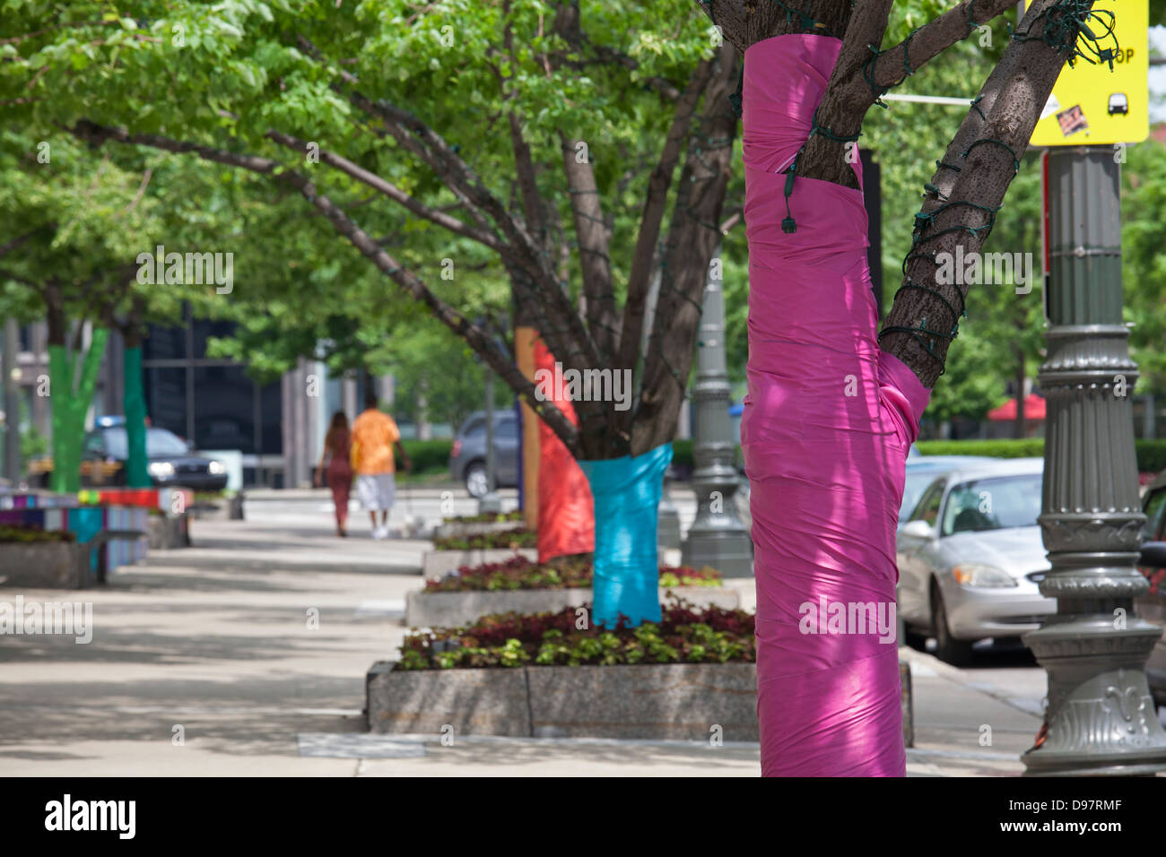 Detroit, Michigan - los árboles a lo largo de Woodward Avenue envuelto en un colorido material. Foto de stock