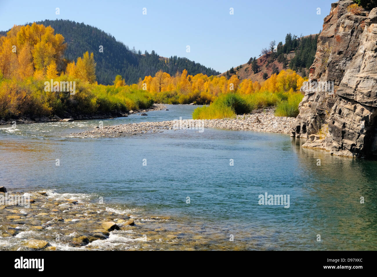 El río Gros Ventre (ˈgrō-ˌvänt) serpentea por el valle del otoño, Wyoming, Estados Unidos Foto de stock