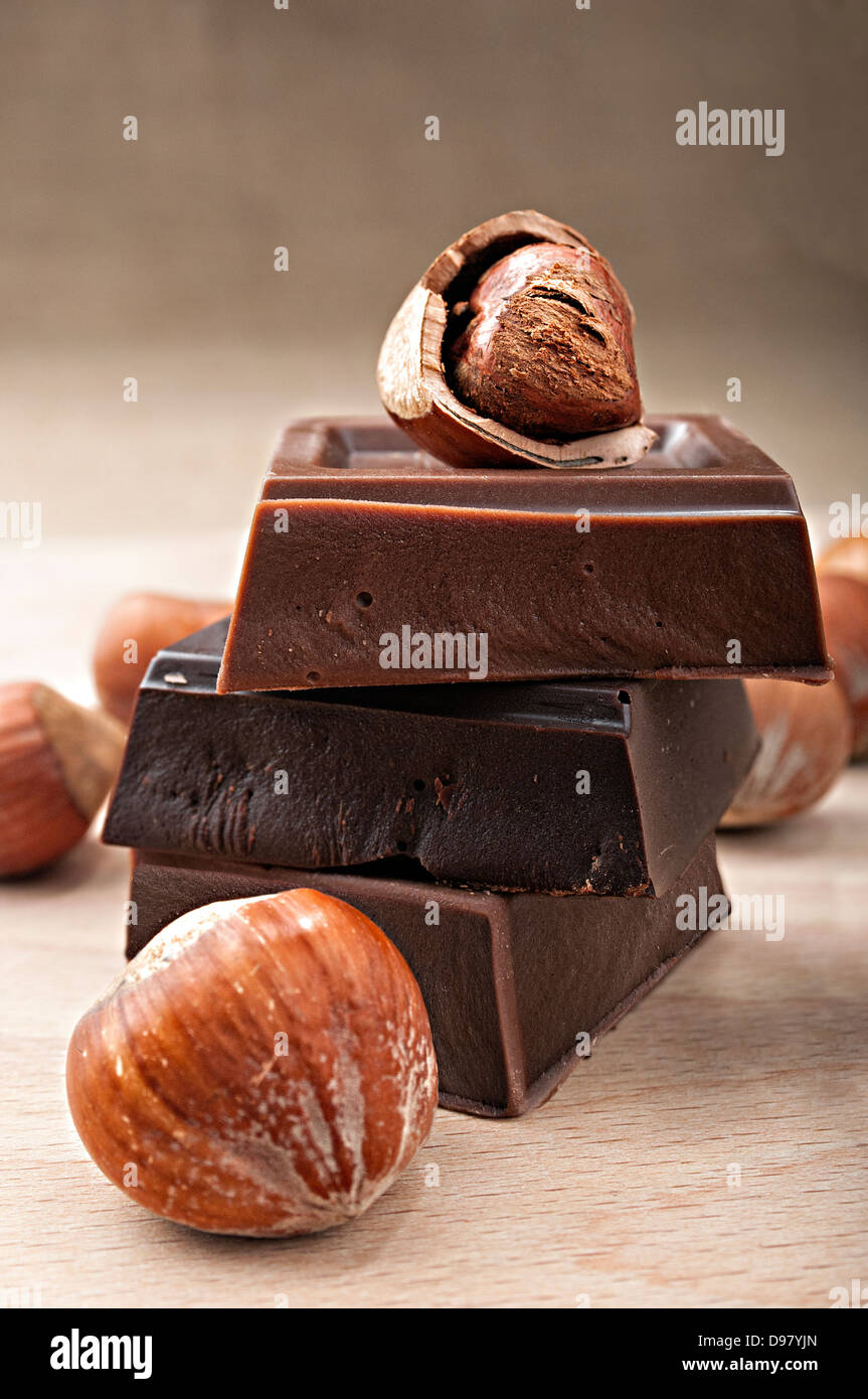 Montón de chocolate con leche y barras de chocolate con avellanas Foto de stock