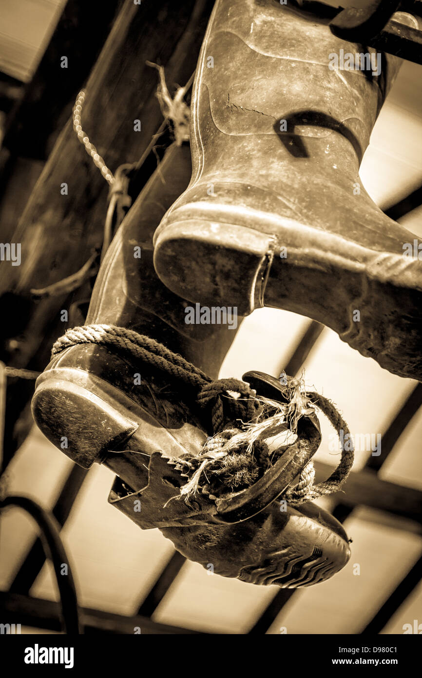 Siglo xix botas de goma colgando de una viga en un taller Fotografía de  stock - Alamy
