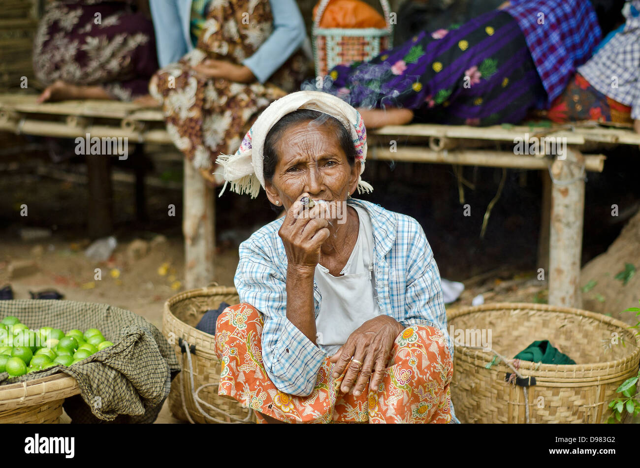 Mujeres fumadoras cheroot (puros) Nyaung U (Bagan),mercado,Birmania Foto de stock