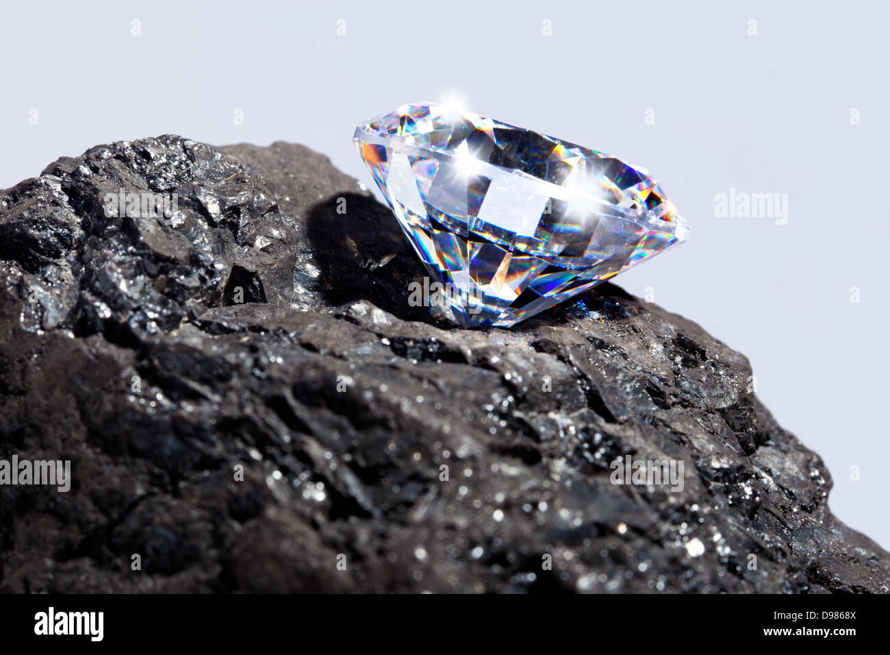 Foto de un solo corte diamante en un trozo de carbón contra un fondo liso  Fotografía de stock - Alamy