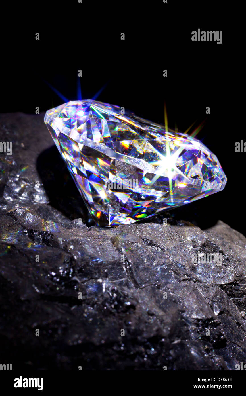 Solo diamante cortado sobre un trozo de carbón para simbolizar ambas están  basadas en carbono, studio toma contra un fondo negro Fotografía de stock -  Alamy