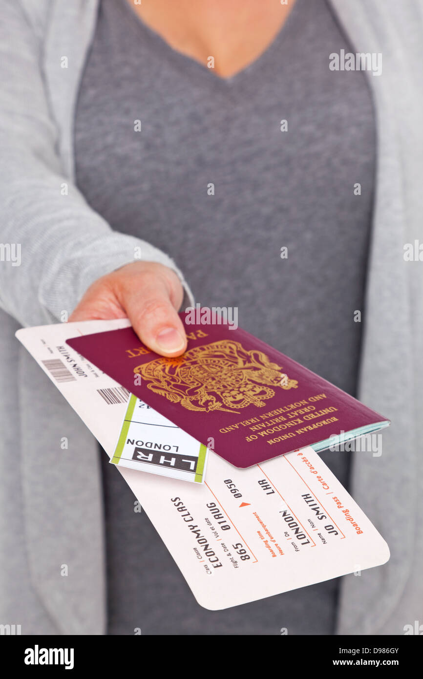 Una hembra de entregar su pasaporte y entradas en el registro en el aeropuerto. Foto de stock