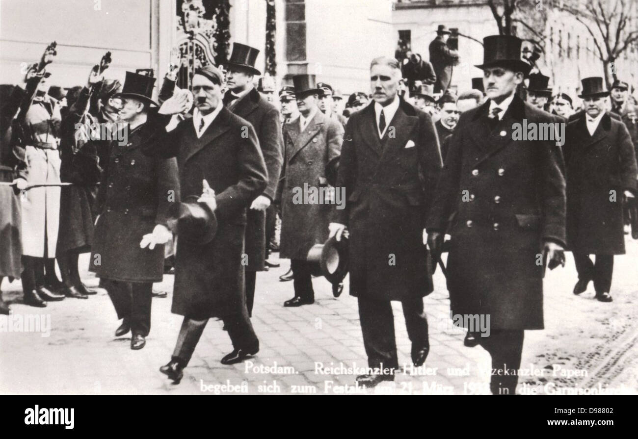Franz von Papen zu Köningen (1879-1969) Alemán aristócrata, político y monárquico Católico Romano. Sirvió como Canciller de Alemania en 1932 y como vicecanciller en 1933-1934. Aquí con Adolf Hitler en marzo de 1933. Foto de stock