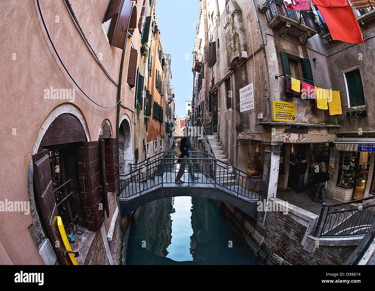 Hombre caminando sobre un puente en Venecia, Italia. Foto de stock