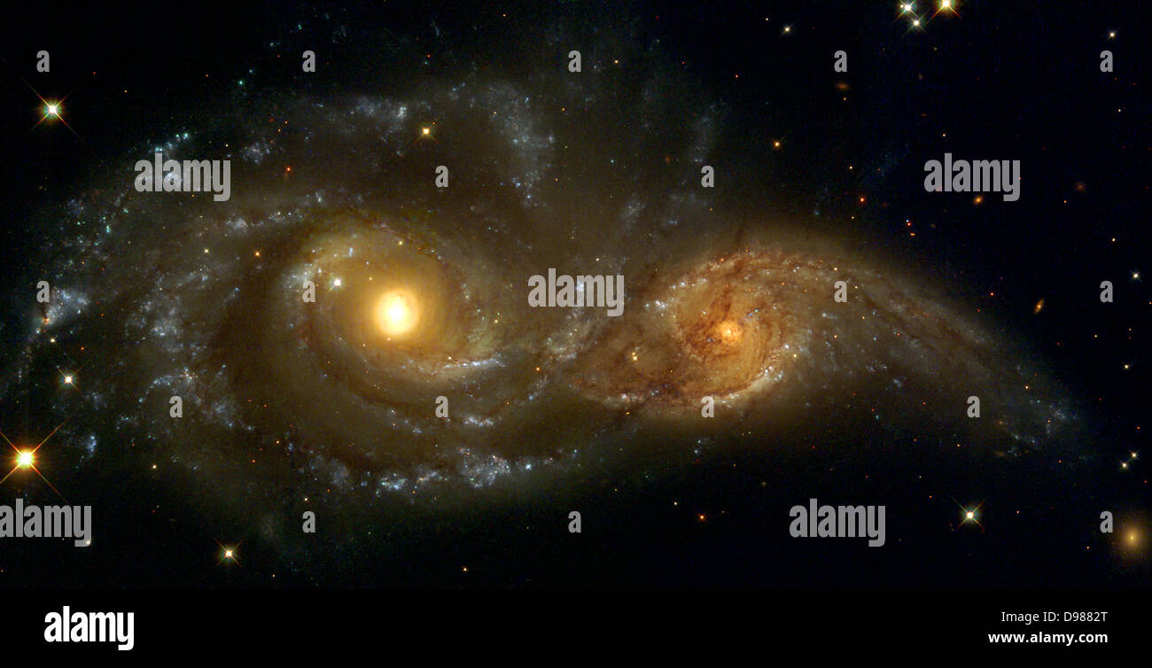 Interactuar las galaxias espirales NGC 2207 e IC 2163. En la dirección de la constelación de Canis Major, dos galaxias espirales pass Foto de stock