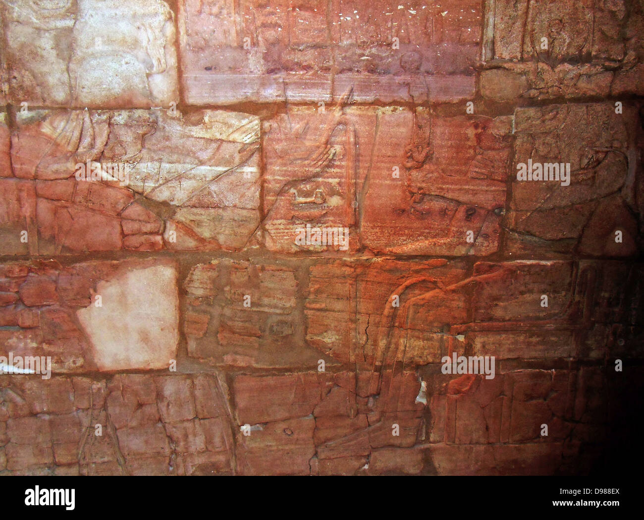 Muro de Piedra arenisca alivio del templo de Kawa en Nubia (Egipto, Sudán). Muestra el rey Aspelta ofrenda al Dios Amon-Ra. (593-568). c. Foto de stock