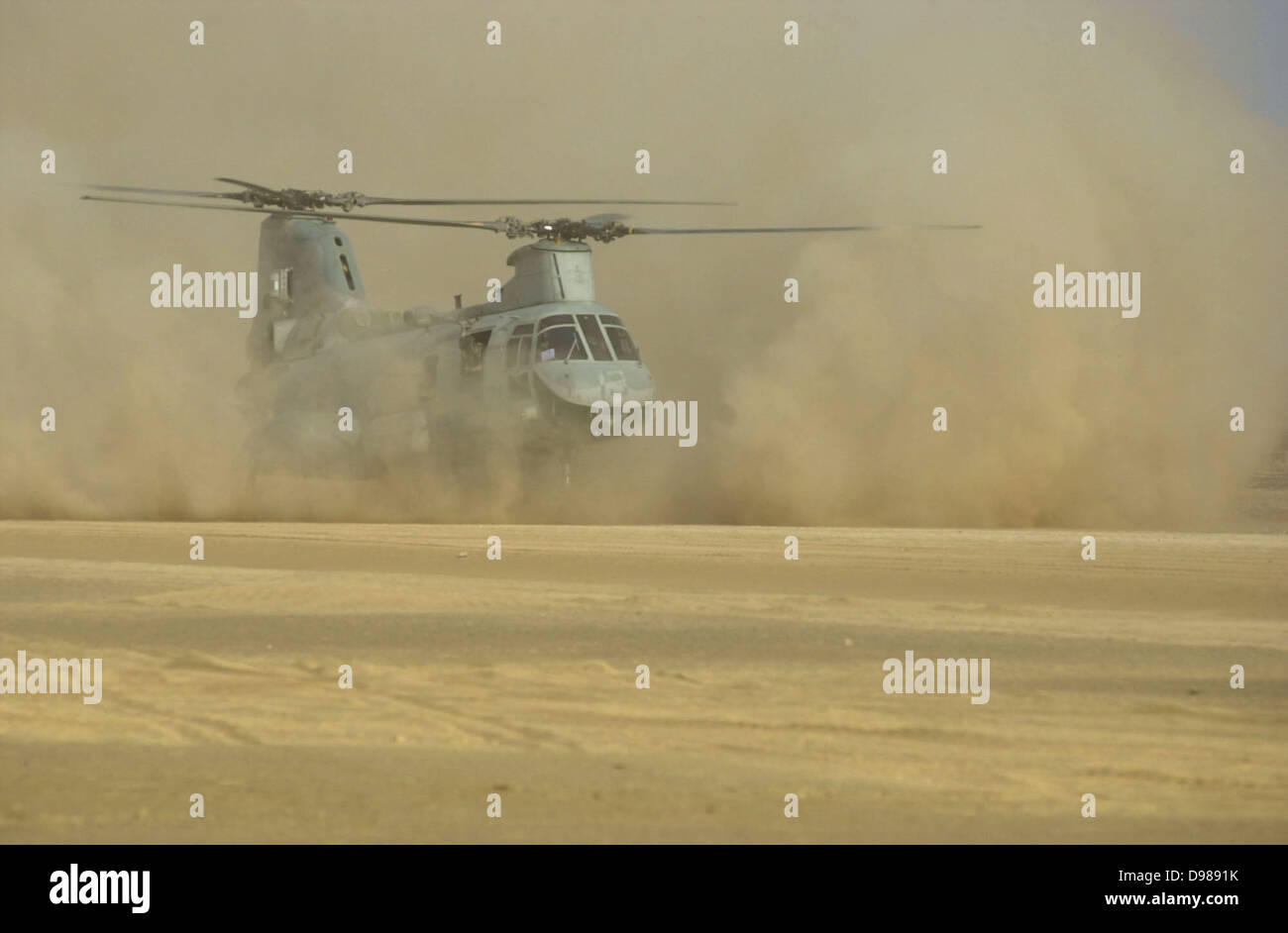 El campamento de Rhino, Afganistán (Dec. 2, 2001) -- una infantería de marina de Estados Unidos. El CH-46 "Sea Knight" helicóptero aterriza en la pista de aterrizaje del desierto con nombre en código "Rhino". Rhino es un avance-base de operaciones estratégicamente situado en el interior de Afganistán. Foto de la Marina de EE.UU. Foto de stock