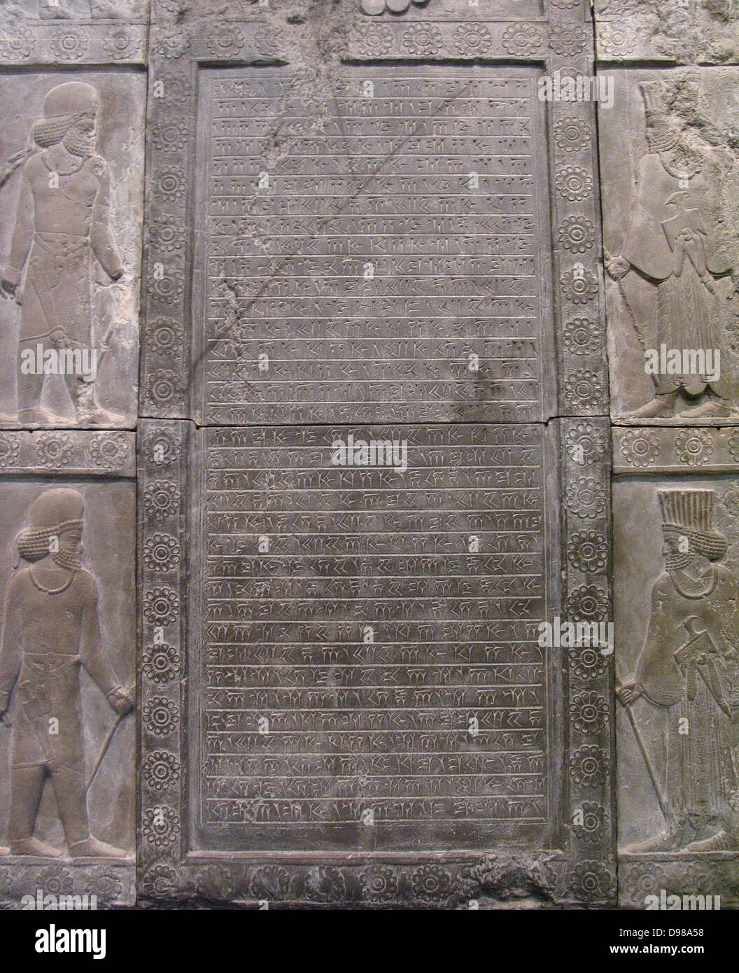 Esta inscripción está escrita en una antigua escritura llamada cuneiforme. Registra que el rey Artajerjes III (gobernó 359-338BC) reconstruyó la escalera en la que esta inscripción fue tallado. La escalera era una alteración posterior del Palacio de Darío. Foto de stock