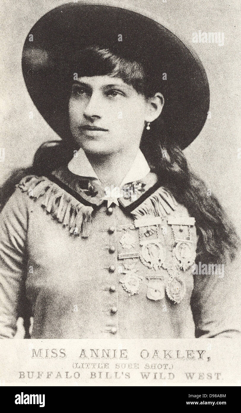 Phoebe Ann Mosey (1860-1926), conocido como Annie Oakley, poco seguro de  disparo, quien se unió a la chicharrita Americana Buffalo Bill's Wild West  Show en 1885 Fotografía de stock - Alamy