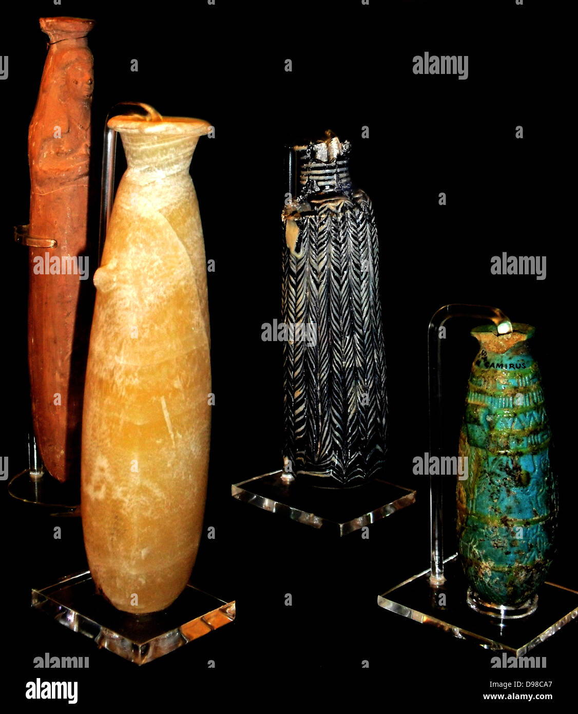Grupo de alabastro (frascos de perfume) de Kamiros, 7ª-6ª siglo A.C. 1. Alabastro alabastron (frasco de perfume), 2. Alabastron terracota, hecha en  Jonia, 3. Núcleo de vidrio formada alabastron, hecha en Rodas o