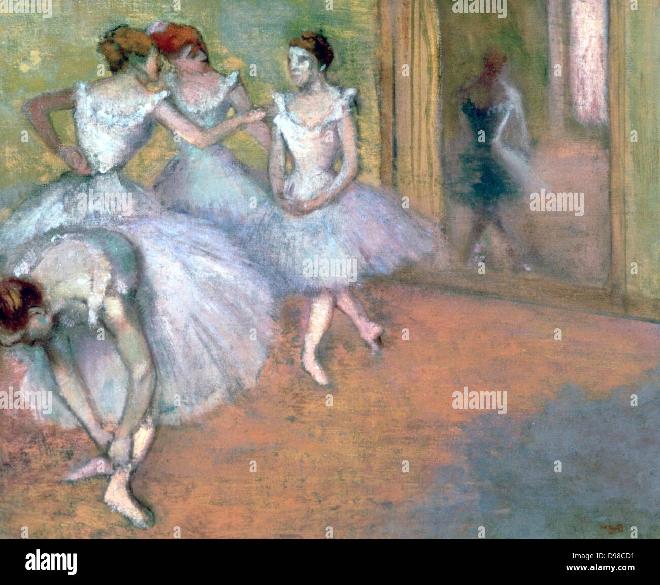 Cuatro bailarines en el Foyer": Los miembros del cuerpo de ballet de tutus charlando. Edgar Degas (1834-1917). Pintor impresionista francés. Foto de stock