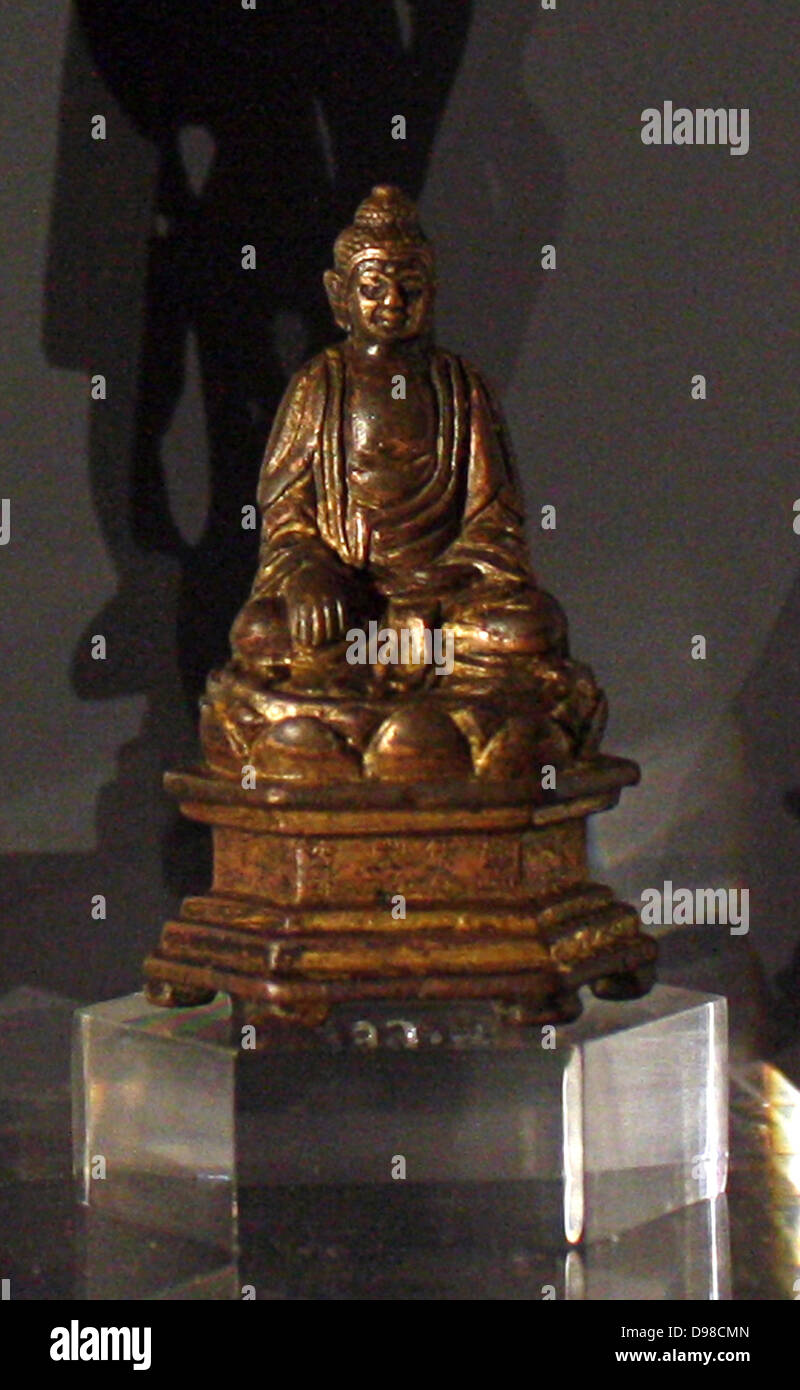Asentada figura Budista, de bronce dorado, con fecha de 1396. Foto de stock