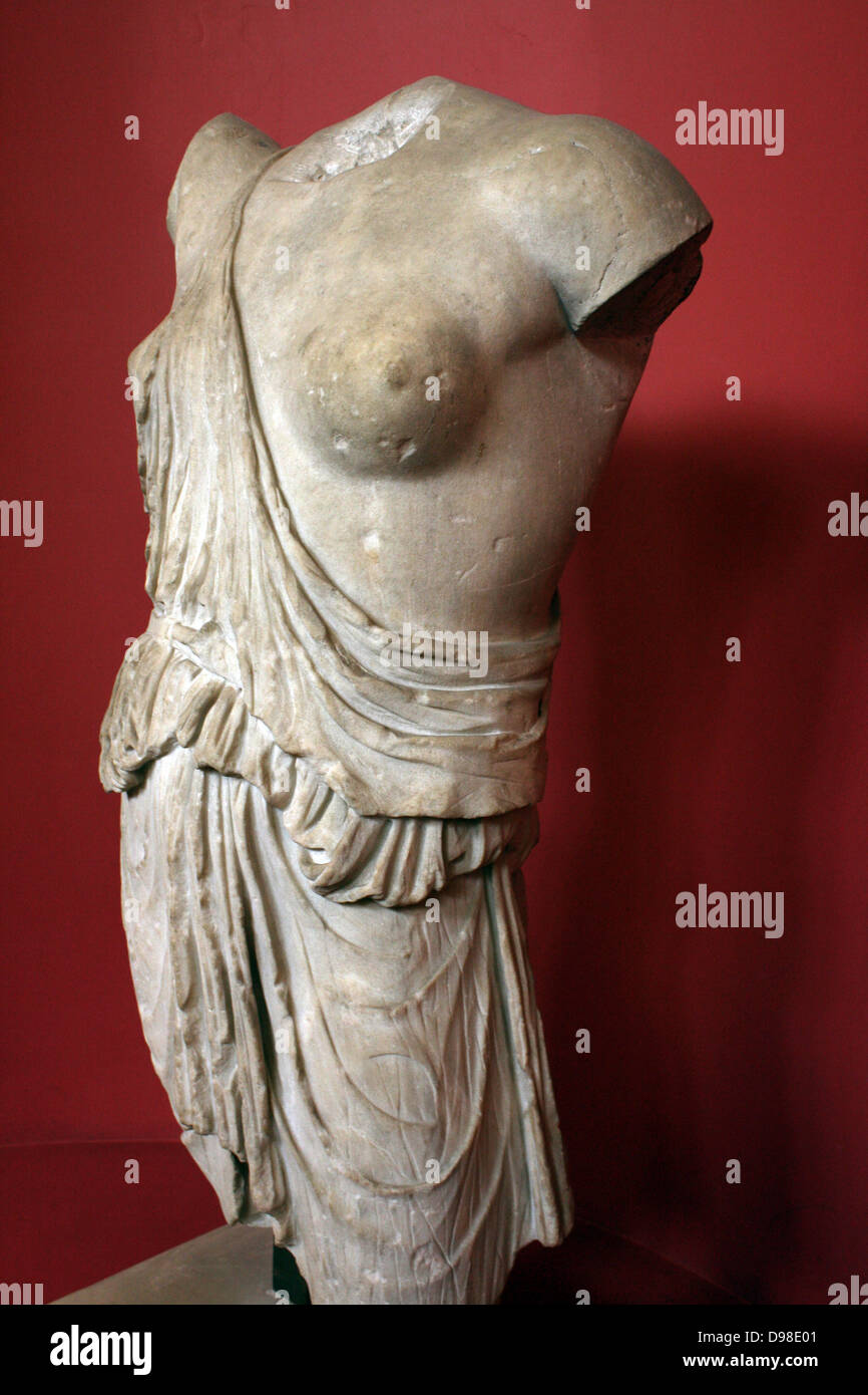Torso de una Amazona. Cinco estatuas de bronce de derrotado Amazonas habían  sido realizados por famosos artistas griegos para el santuario de Artemis  en Ephestas. Según la leyenda el Amazonas regresó a