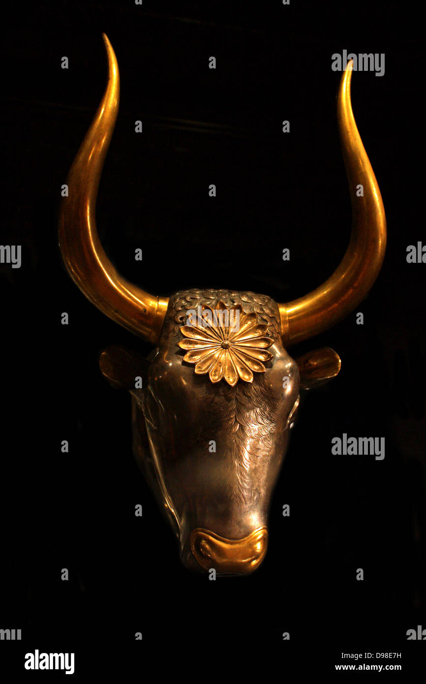 Con cabeza de toro, rhyton original en plata con cuernos chapados en oro. Foto de stock