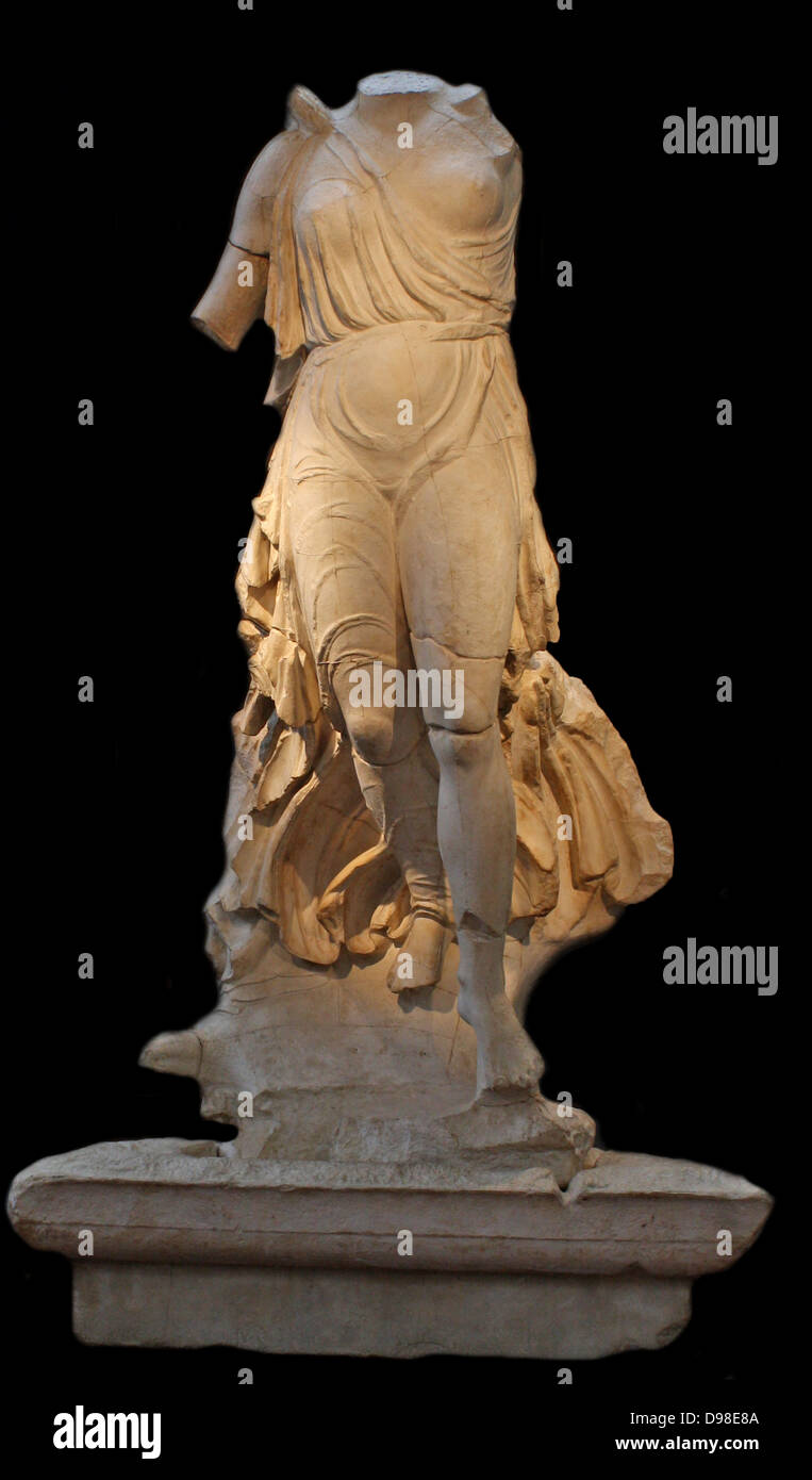 Nike de Paionios, desde Olimpia, c. 425-421. La diosa alada Nike (Victoria)  está volando para aterrizar en la cima de un alto pilar triangular. Al  mismo tiempo un águila pasa por debajo