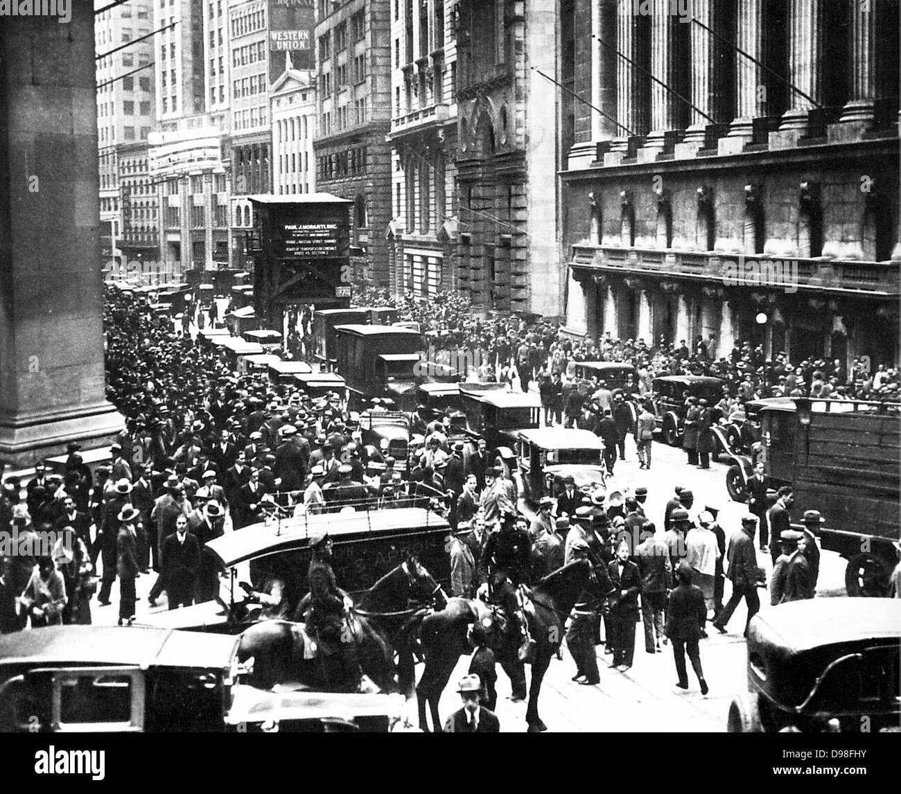 Las multitudes se reúnen fuera de la Bolsa de Nueva York dring el "Crash" de Wall Street en 1929 Foto de stock