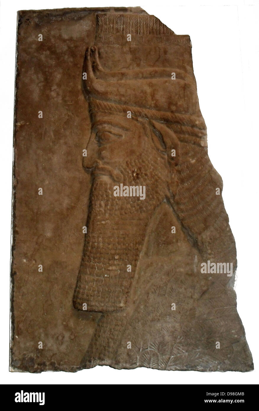 Cabeza de Toro alado. Asiria, alrededor de 728 AC. De Nimrud, Palacio Central. Este fragmento de un humano con cabeza de toro alado, de Tiglat-pileser III's Palace, está esculpida en bajorrelieve como un muro-panel. Hay un marcado contraste con las cifras colosales, muy en alto relieve, tanto de los períodos anteriores y posteriores. Foto de stock
