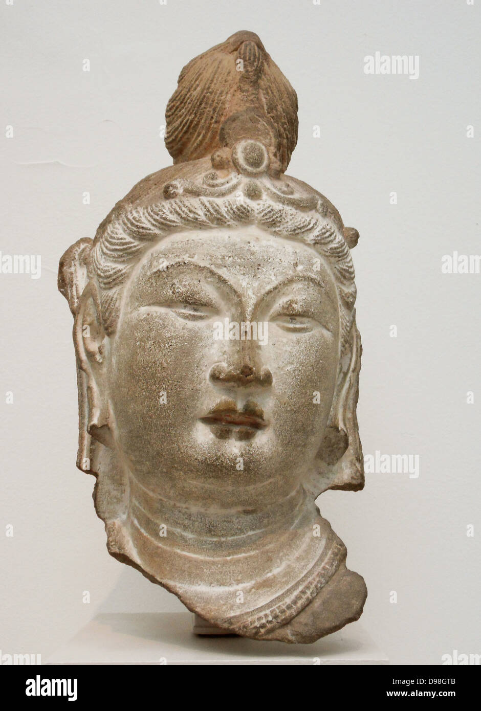 Cabeza de un Bodhisattva. La dinastía china Tang (618-907) Fecha 710. Arenisca con pigmento Foto de stock