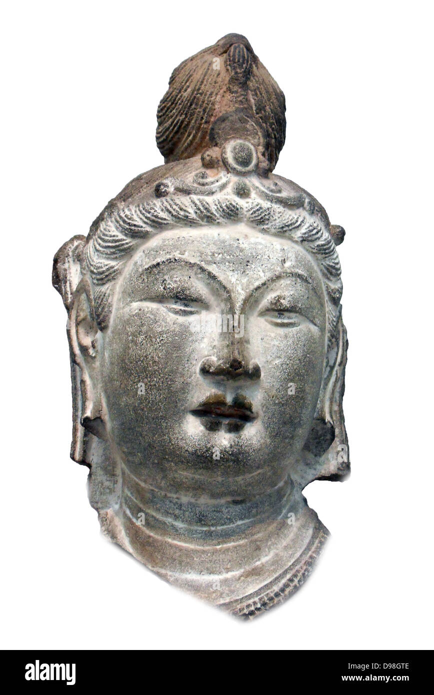 Cabeza de un Bodhisattva. La dinastía china Tang (618-907) Fecha 710. Arenisca con pigmento Foto de stock