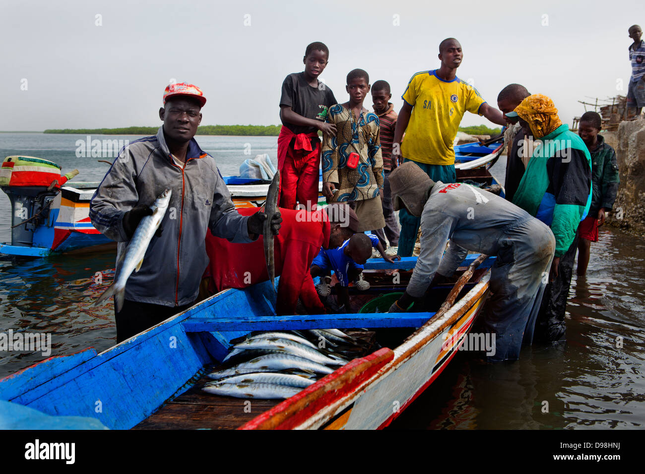 Regresar a la aldea de pescadores de falésia con sus capturas, Senegal, África Foto de stock