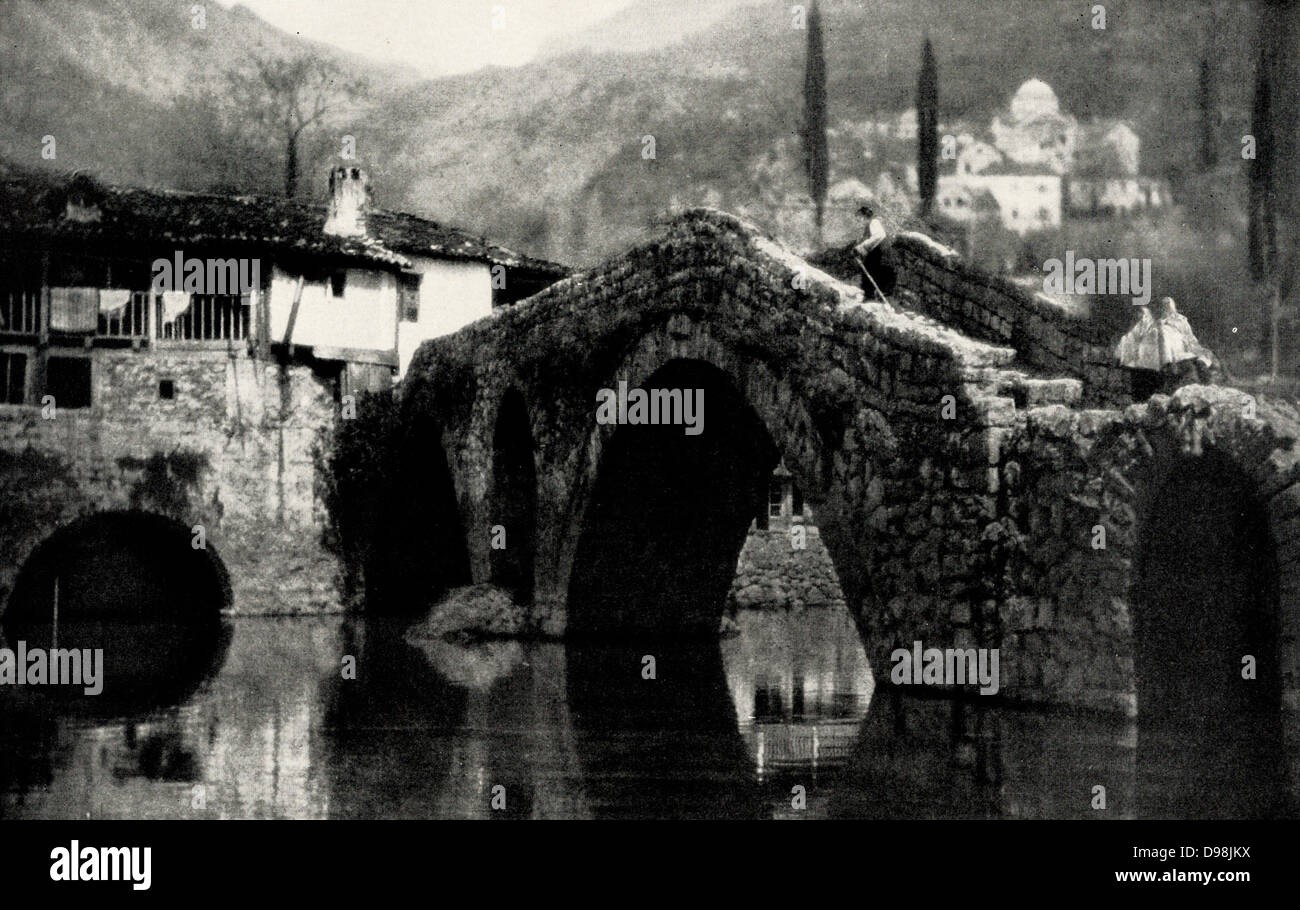 Alexander Keighley 1861 - 1947. Fotógrafo impresionista británico. Un puente, Montenegro, 1927 Foto de stock