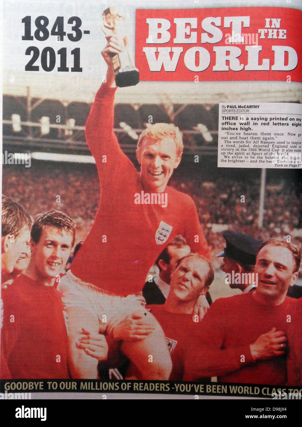 El 'News of the World, periódico, 10 de julio de 2011. Conmemorativa de la última edición del periódico lleva una reimpresión del 1966 Cuestión de fútbol de Inglaterra representando el capitán Bobby Moore tras ganar el trofeo de la Copa Mundial. Foto de stock