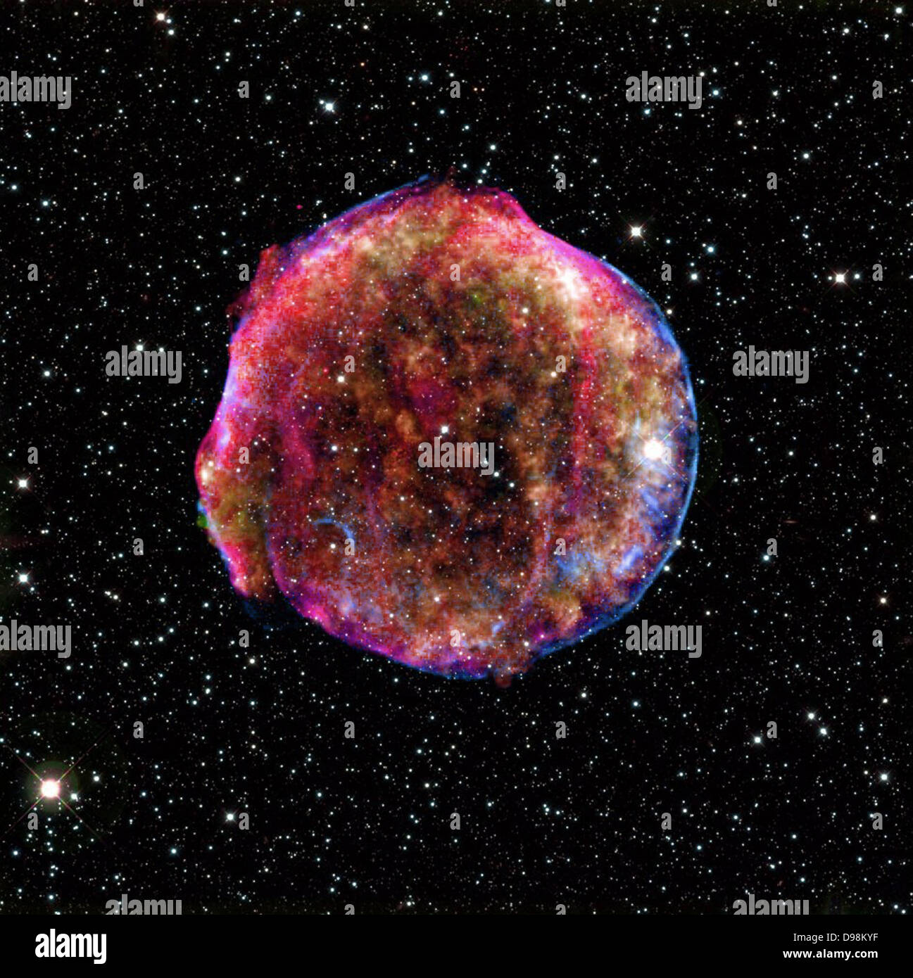 Imagen compuesta de los remanentes de supernova de Tycho combina rayos X e infrarrojos observaciones obtenidas con el Spitzer de la NASA y Foto de stock