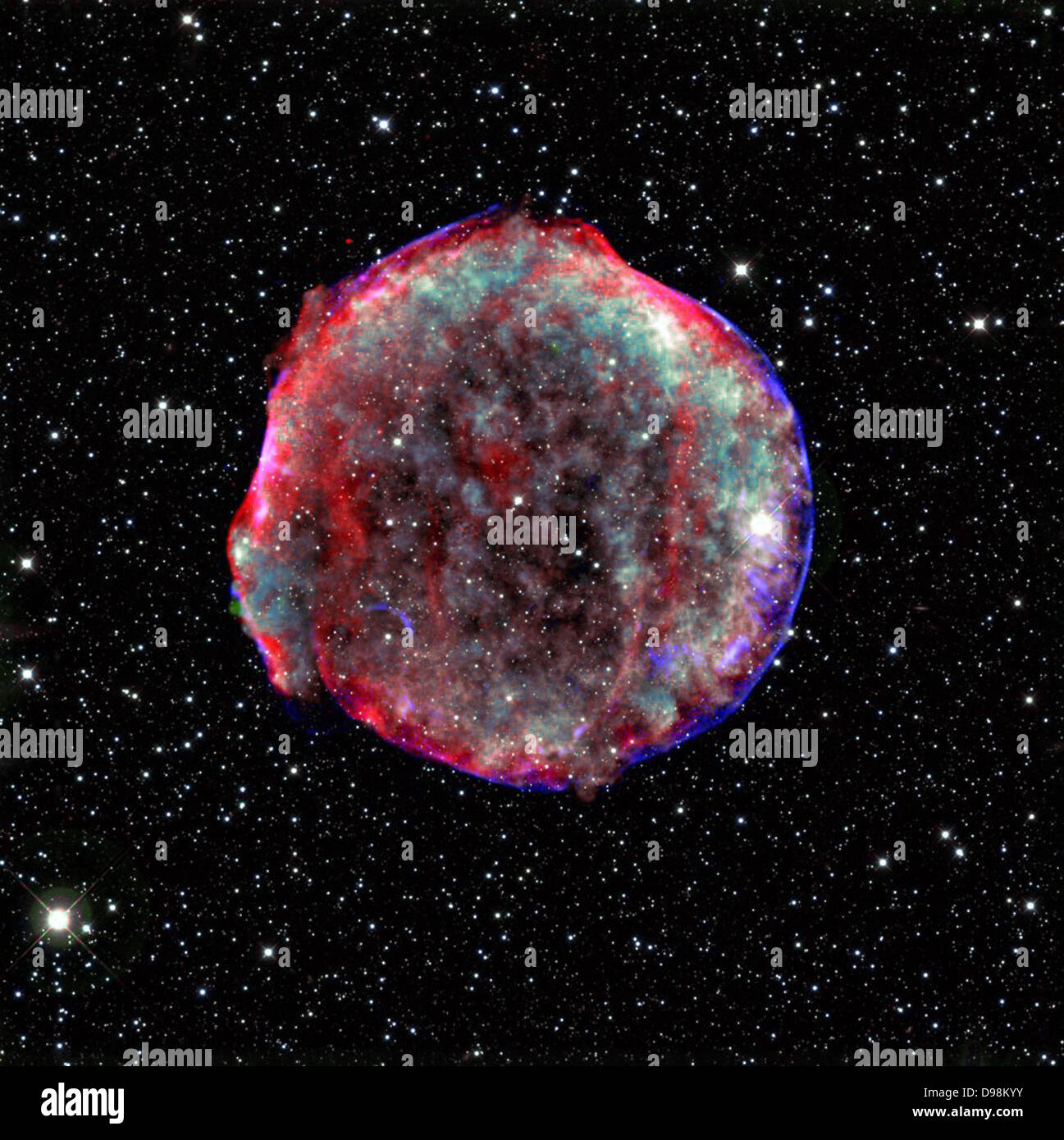 Imagen compuesta de los remanentes de supernova de Tycho combina rayos X e infrarrojos observaciones obtenidas con el Spitzer de la NASA y Foto de stock