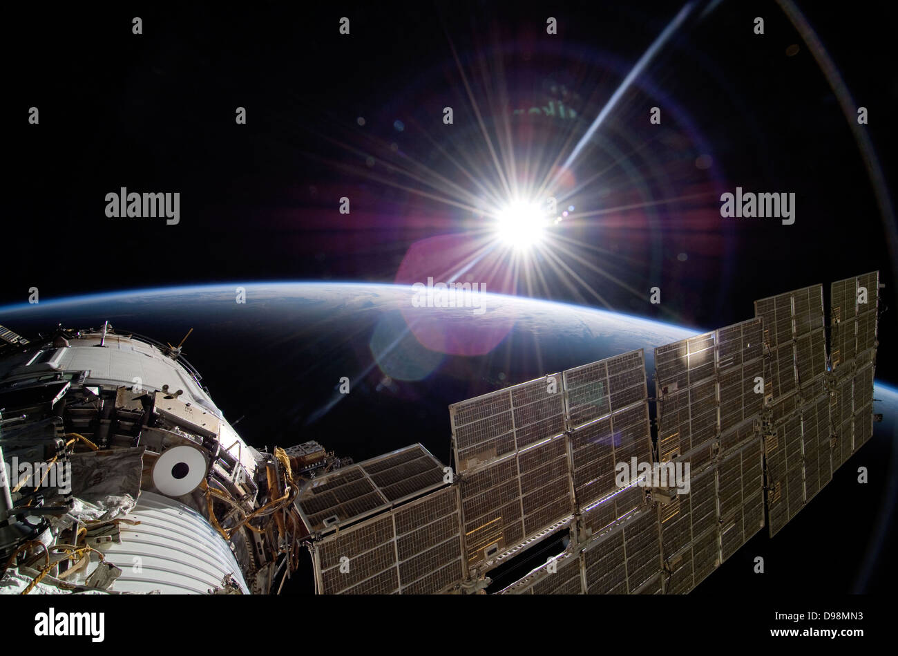 22 de noviembre de 2009. El sol saluda a la Estación Espacial Internacional. Foto de stock