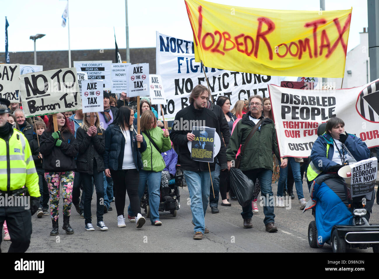 30.3.2013. Edimburgo. Activistas celebrar marcha y manifestación en el centro de la ciudad y el parlamento escocés para protestar contra el dormitorio de impuestos. Foto de stock
