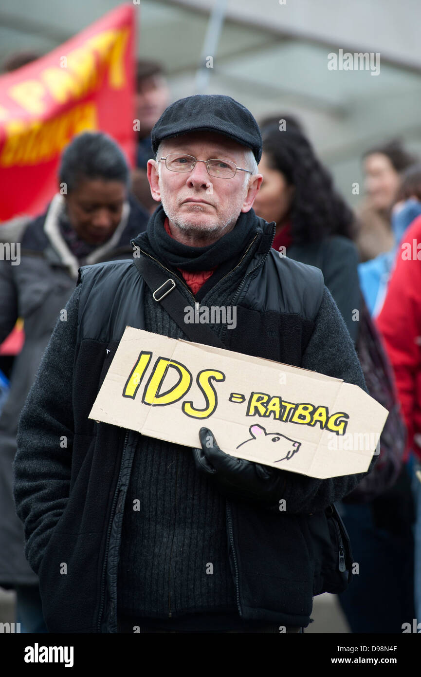 30.3.2013. Edimburgo. Activistas celebrar marcha y manifestación en el centro de la ciudad y el parlamento escocés para protestar contra el dormitorio de impuestos. Foto de stock
