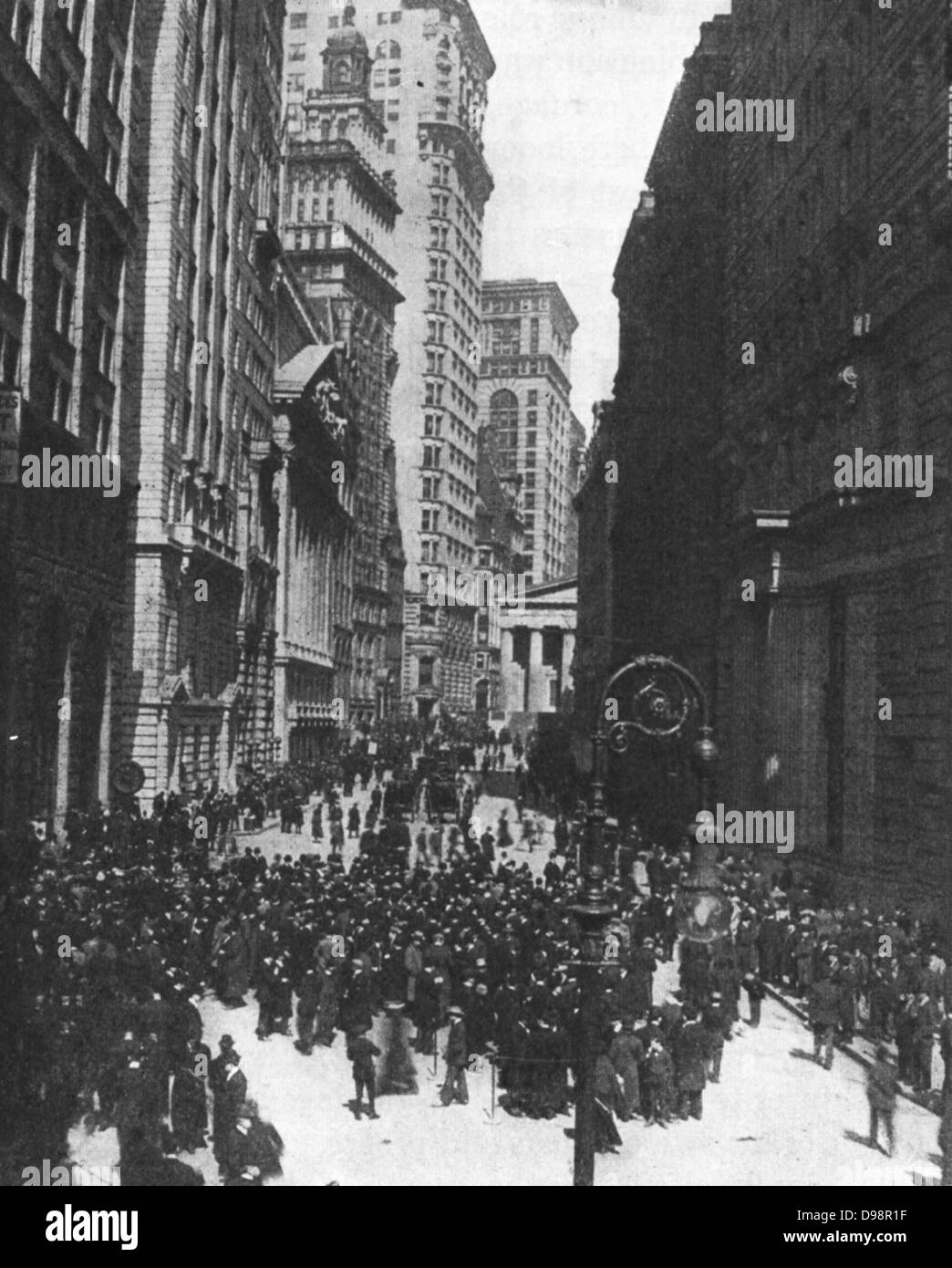 Las multitudes fuera de la Bolsa de Valores de Nueva York, después de la  caída de Wall Street, en octubre de 1929. Bolsa Fotografía de stock - Alamy