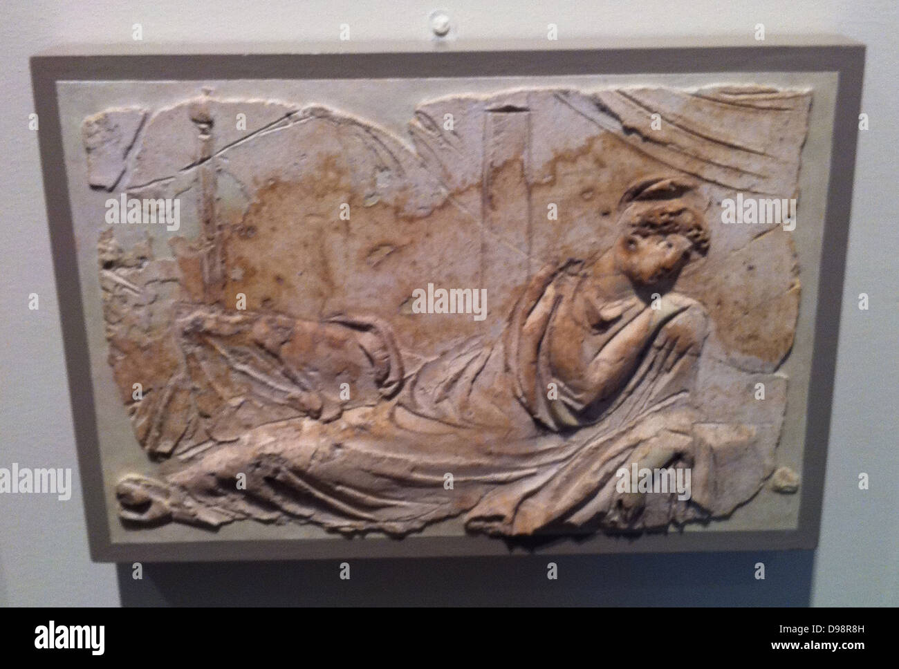 Alivio de estuco (Romano) que representa una figura femenina. Siglo I A.C. Foto de stock