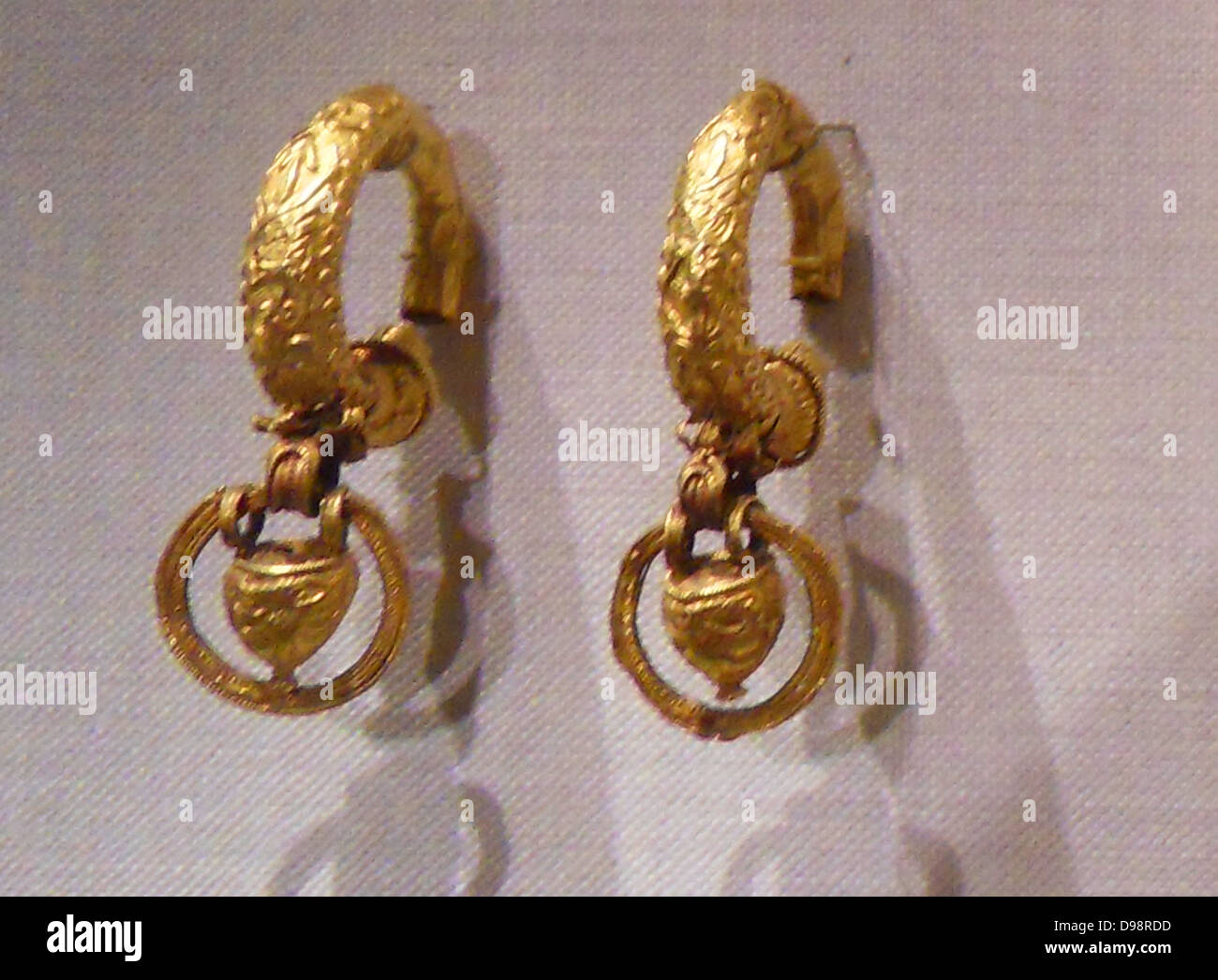 Aretes de oro etrusca fecha de 4ª -3ª siglo A.C. Foto de stock