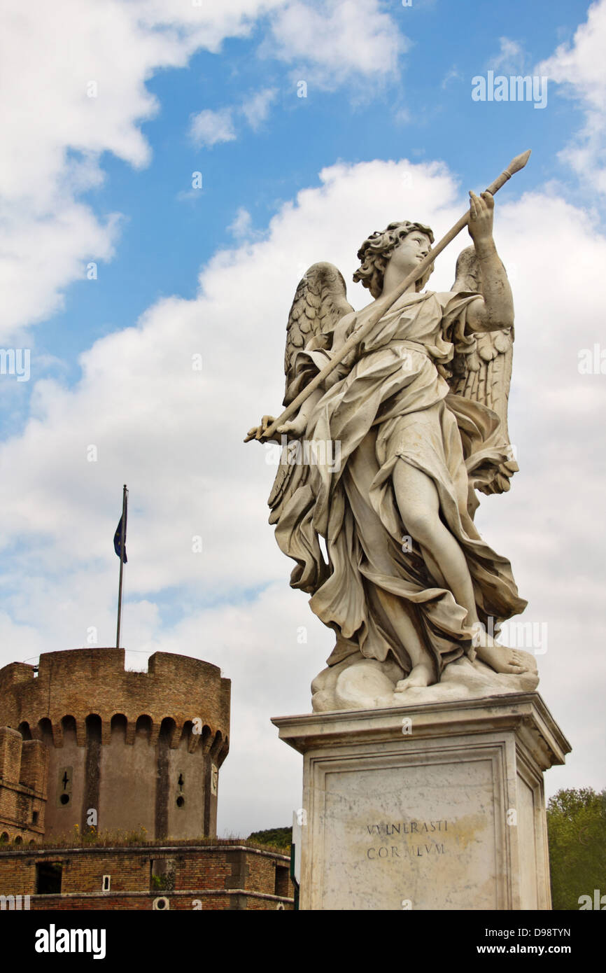 Estatua de mármol de Ángel con la lanza por Bernini en San Angelo puente contra el telón de fondo de Castel Sant'Angelo en Roma, Italia Foto de stock