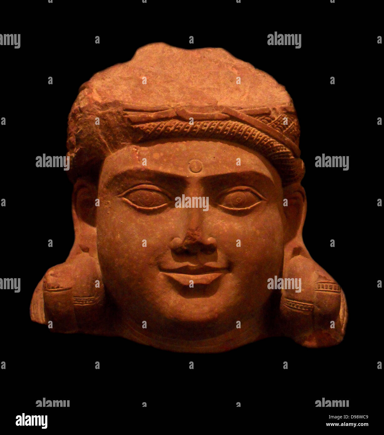 Cabeza de bodisatva. Segunda mitad del siglo I o principios del siglo II a. La dinastía Kushan (1ª-3ª A.D). La escultura de piedra arenisca roja de Uttar Pradesh, en la India (Norte) Foto de stock