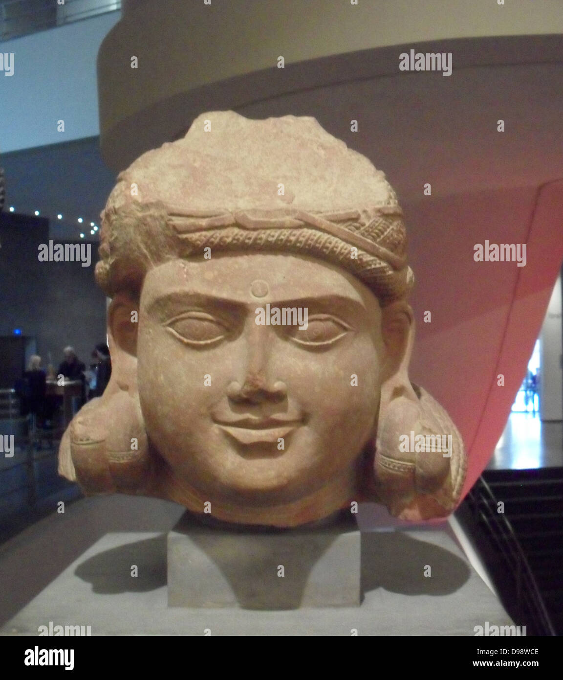 Cabeza de bodisatva. Segunda mitad del siglo I o principios del siglo II a. La dinastía Kushan (1ª-3ª A.D). La escultura de piedra arenisca roja de Uttar Pradesh, en la India (Norte) Foto de stock