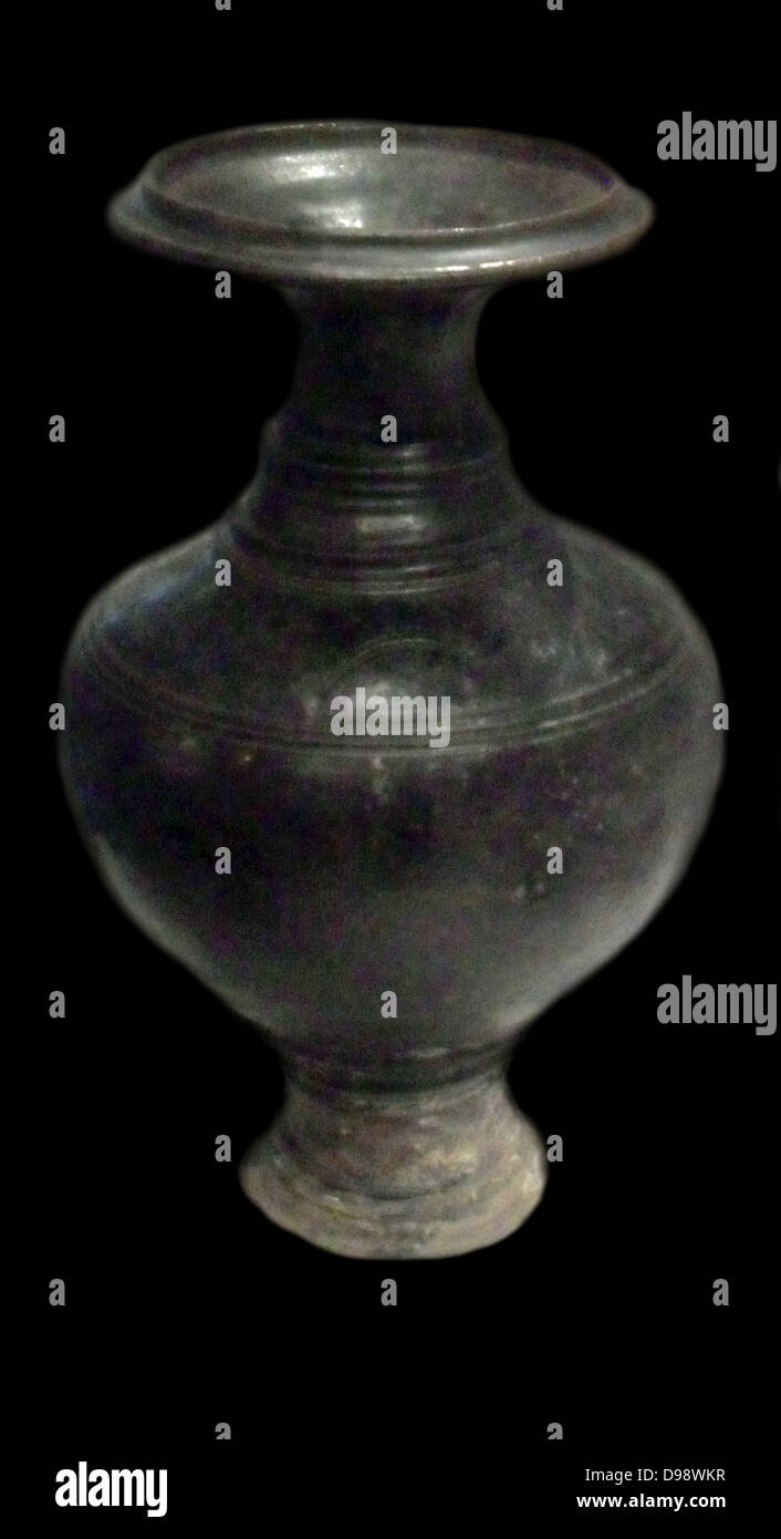 Baluster jarrón con cabeza de elefante. Siglo XII, siglo XIII, cerámica gres porcelánico de Camboya Foto de stock