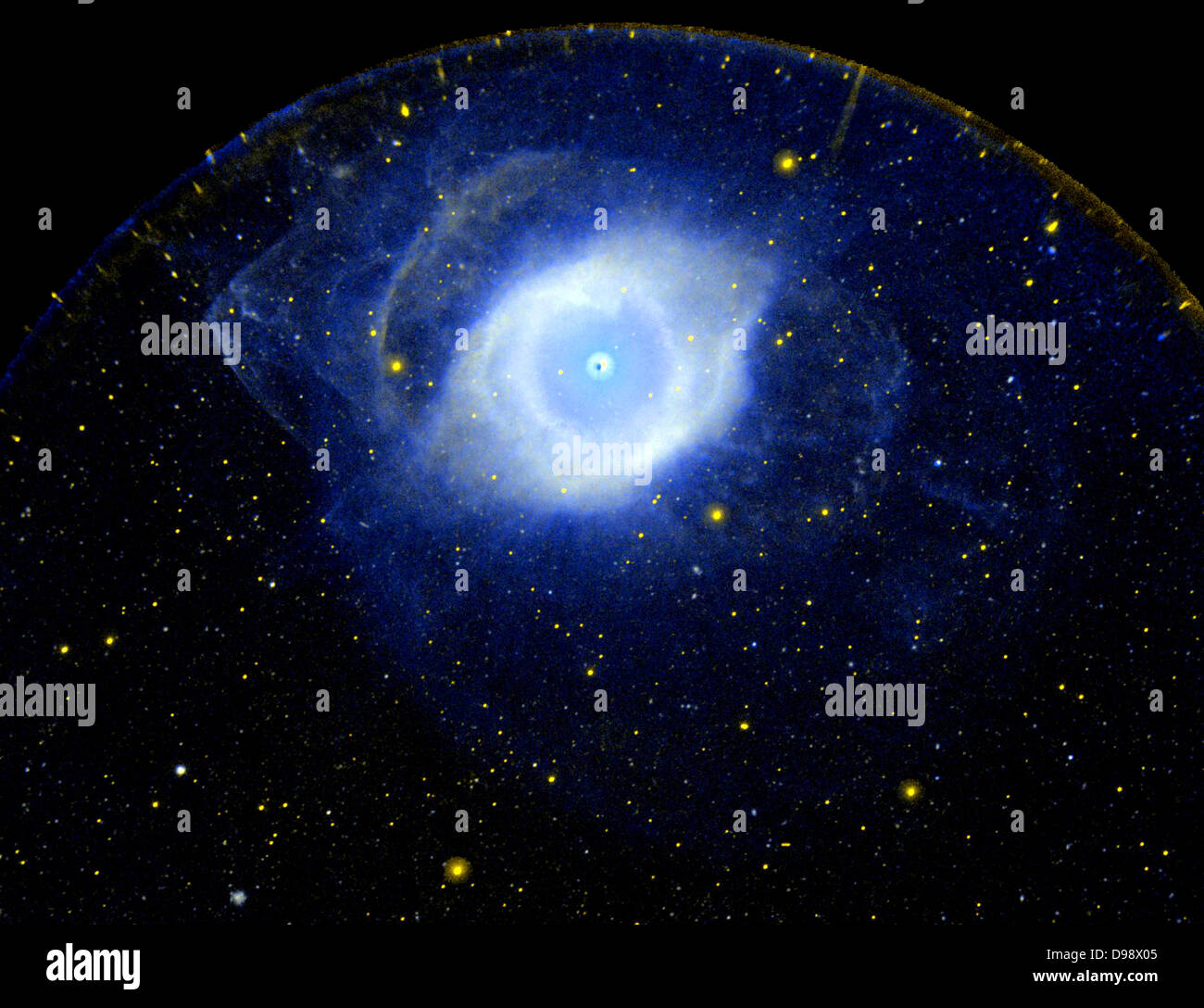 Imagen ultravioleta de la nebulosa planetaria NGC 7293, también conocida como la Nebulosa de la hélice. Es el ejemplo más cercano de lo que sucede con una estrella, como nuestro sol, a medida que se acerca el final de su vida útil cuando se agota el combustible, el gas expulsa hacia afuera y se transforma en una mucho más caliente, más pequeñas y más densas estrella enana blanca. Foto de stock