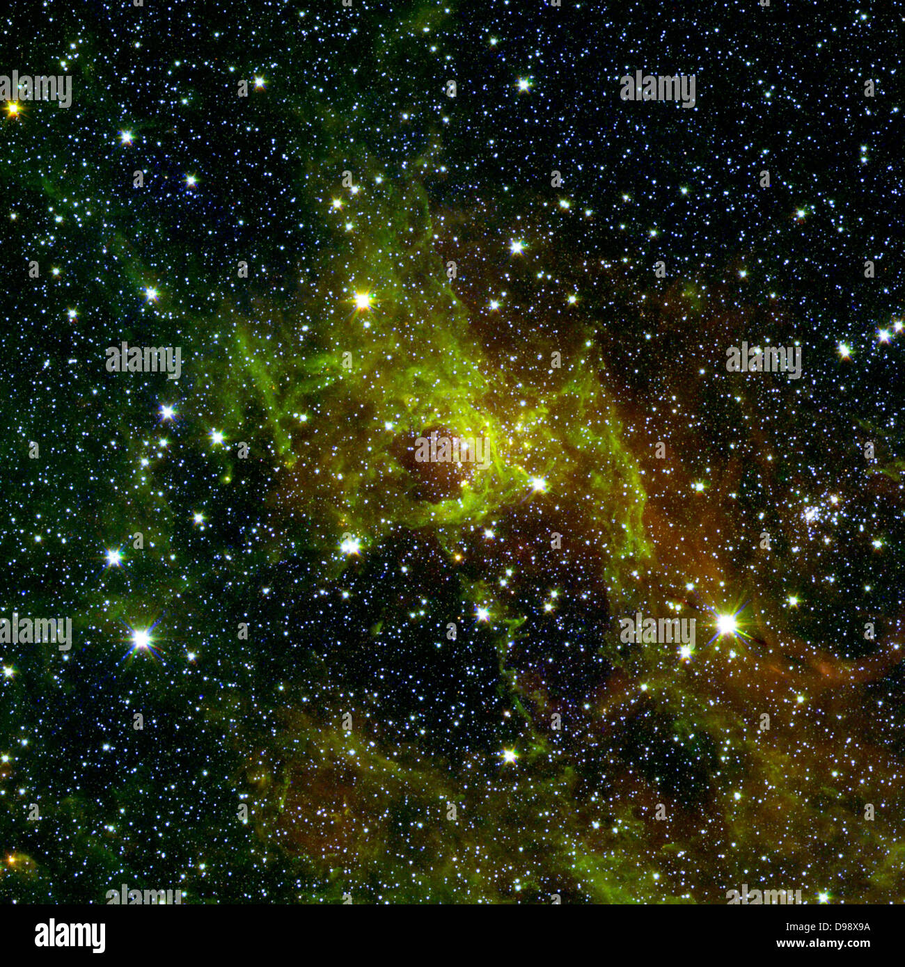 Imagen del Telescopio Espacial Spitzer de la NASA muestra una gran  estructura etérea, en la constelación de Perseo con una pequeña burbuja  derecho Fotografía de stock - Alamy