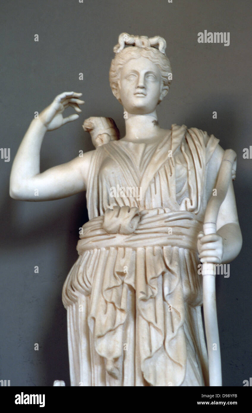 Diana, la antigua diosa romana de la caza y de la Luna, Artemis en el panteón griego. Siglo II copia romana de un original griego de la estatua. Religión La mitología Foto de stock