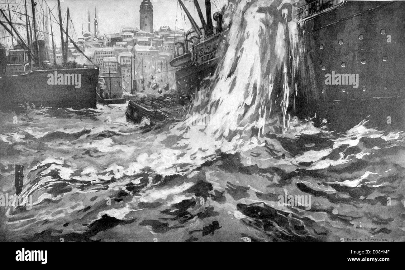 La I Guerra Mundial, 1914-1918. Torpedo de submarino Britishs golpeando barco de transporte turco en frente del Arsenal en Constantinopla (Estambul). Campaña de los Dardanelos. Desde 'Le Pays de France, 10 de junio de 1915. Foto de stock