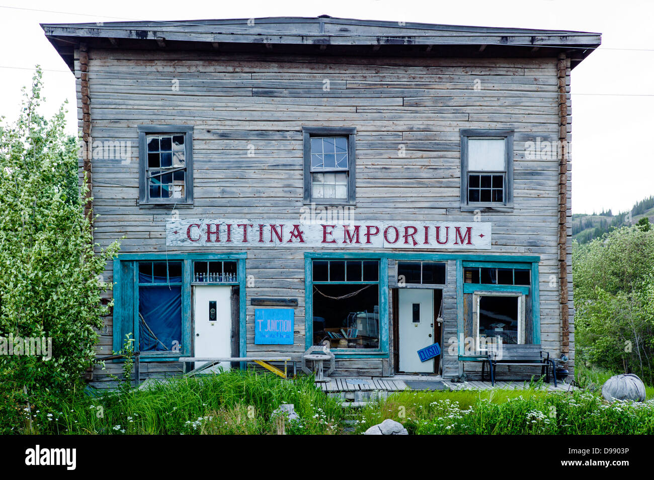 Viejo y destartalado Chitina Emporium, pequeño y remoto pueblo de Chitina, Alaska, EE.UU. Foto de stock